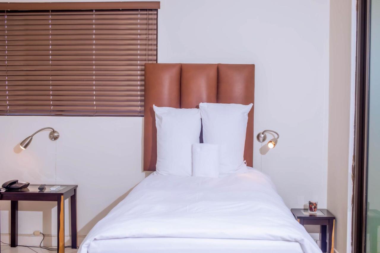 Road House Guest House Omuthiya ภายนอก รูปภาพ