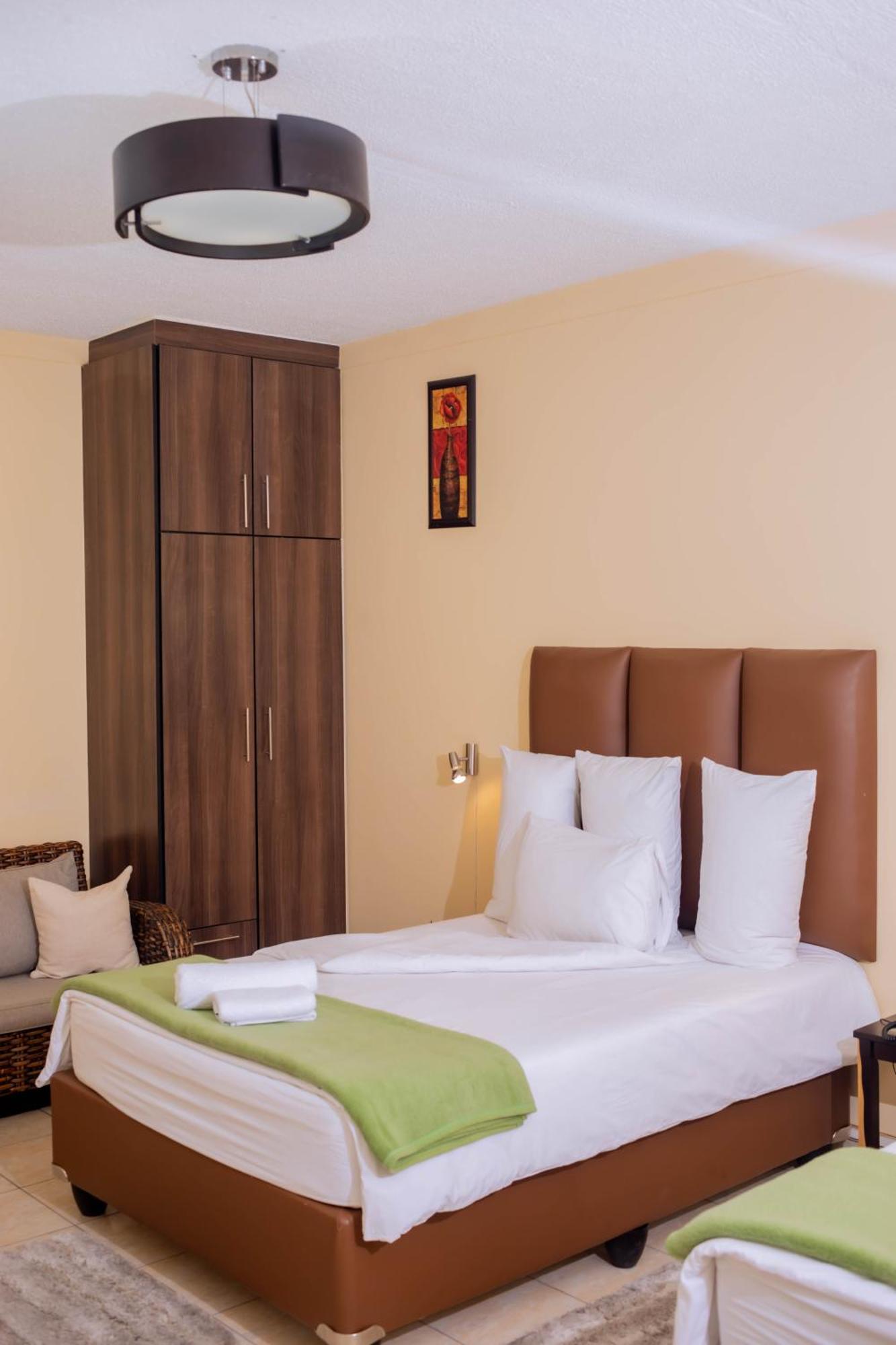 Road House Guest House Omuthiya ภายนอก รูปภาพ